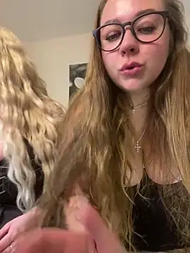 Snapshot of AurorHarris chatting on 12/17/24, 06:31 AurorHarris online show from 12/17/24, 06:31