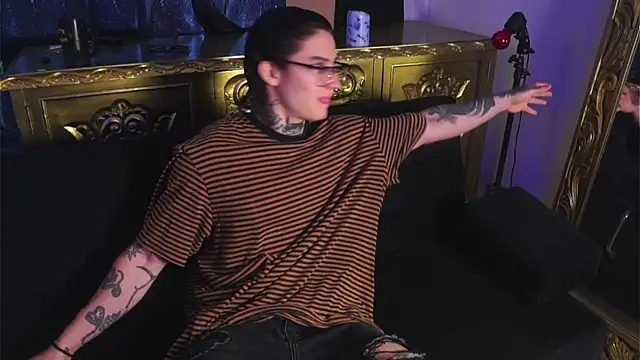 dantecoppolaa  online show from 12/23/24, 03:44