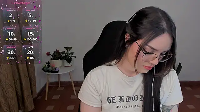 Snapshot of anaveleeez chatting on 12/10/24, 12:06 anaveleeez online show from 12/10/24, 12:06