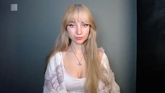 LuciaYoung online show from 11/18/25, 07:40