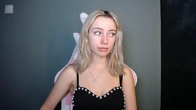 LuciaYoung online show from 07/07/26, 07:29