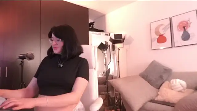 Anah s online show from 12/17/25, 10:27