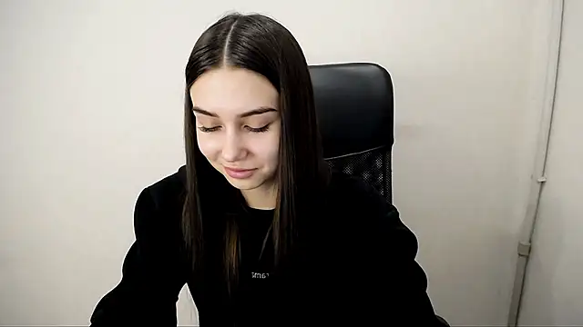 Snapshot of Lili_magic chatting on 10/24/25, 09:28 Lili magic online show from 10/24/25, 09:28