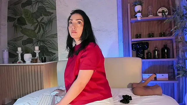 LIAH IZUMI online show from 11/14/25, 12:04