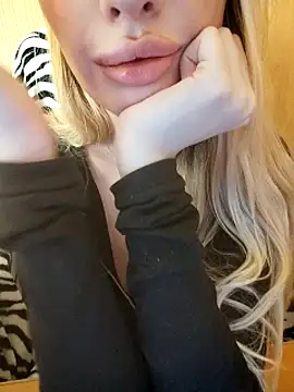 Snapshot of Elza_kom chatting on 03/04/25, 10:02 Elza kom online show from 03/04/25, 10:02