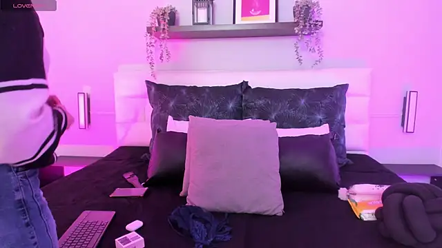 isabella simons online show from 04/23/26, 02:35