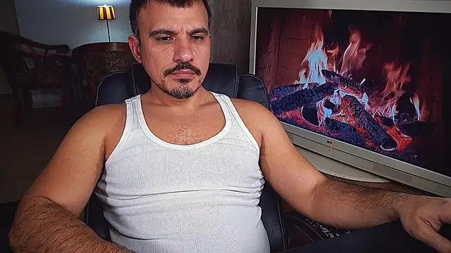 Snapshot of officeman7 chatting on 12/25/24, 05:26 officeman7 online show from 12/25/24, 05:26