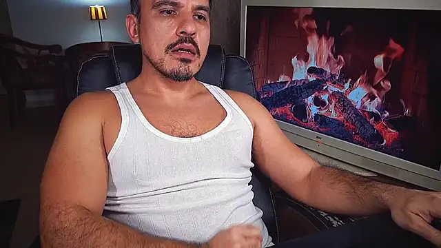 Snapshot of officeman7 chatting on 12/25/24, 08:28 officeman7 online show from 12/25/24, 08:28