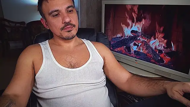 Snapshot of officeman7 chatting on 12/31/24, 04:25 officeman7 online show from 12/31/24, 04:25