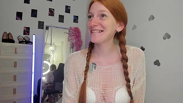 Snapshot of Aliceginger99 chatting on 05/19/26, 01:28 Aliceginger99 online show from 05/19/26, 01:28