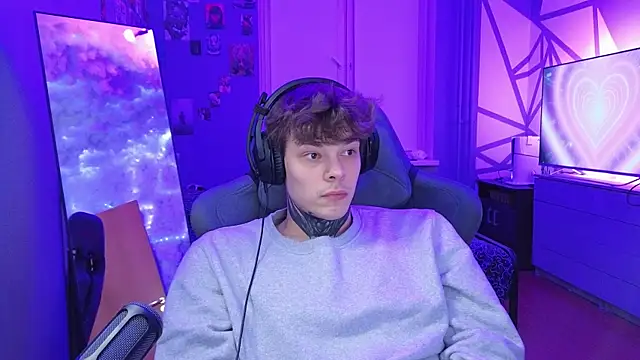 Snapshot of DENIS_HERE chatting on 02/15/25, 04:23 DENIS HERE online show from 02/15/25, 04:23