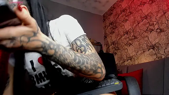 Snapshot of irregular_fetish_ chatting on 12/04/24, 11:24 irregular fetish online show from 12/04/24, 11:24