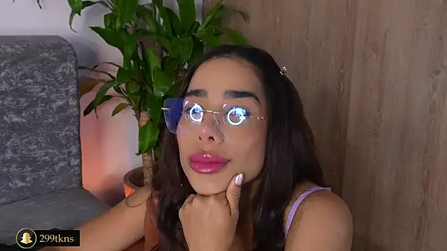 Snapshot of katie_cruz chatting on 11/07/25, 11:21 katie cruz online show from 11/07/25, 11:21