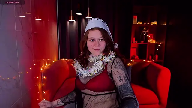 Snapshot of SophiePure chatting on 12/28/24, 01:28 SophiePure online show from 12/28/24, 01:28