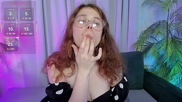 Snapshot of SophiePure chatting on 10/07/25, 08:39 SophiePure online show from 10/07/25, 08:39