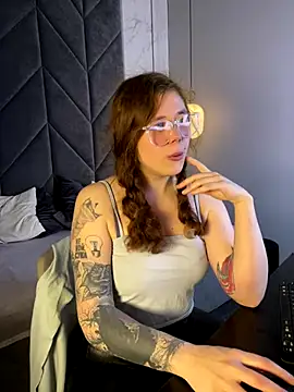 Snapshot of SophiePure chatting on 10/13/25, 08:42 SophiePure online show from 10/13/25, 08:42