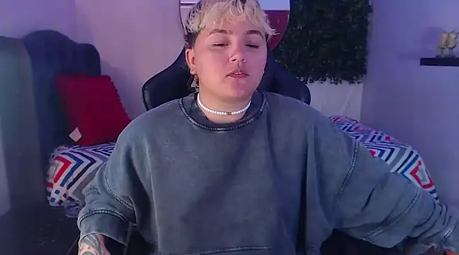 isabeautyx19 online show from 02/19/25, 02:33