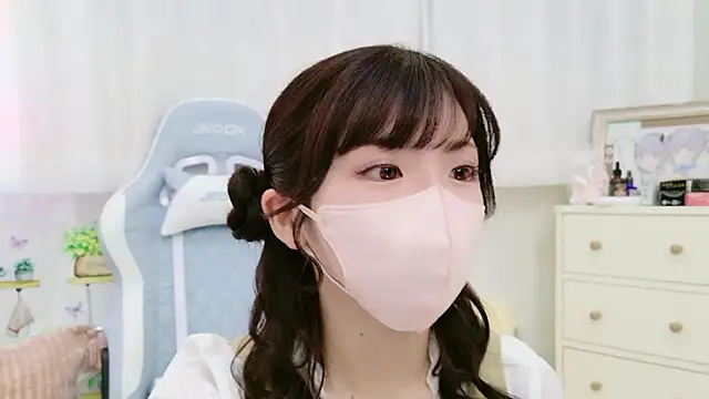 Snapshot of -minami- chatting on 10/02/25, 12:01 -minami- online show from 10/02/25, 12:01