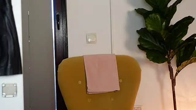 NinaCrystal1 online show from 04/06/26, 05:08