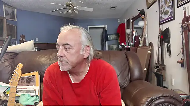 Snapshot of PincheDave4u chatting on 01/15/25, 08:26 PincheDave4u online show from 01/15/25, 08:26