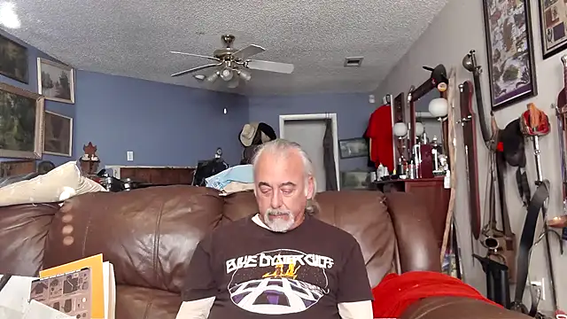 Snapshot of PincheDave4u chatting on 01/31/25, 10:52 PincheDave4u online show from 01/31/25, 10:52