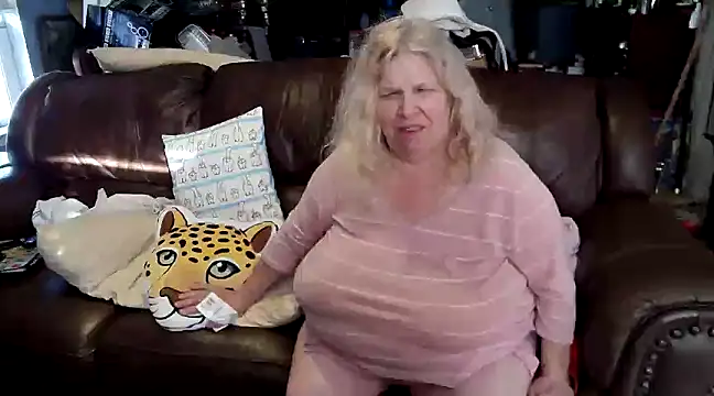 Snapshot of PincheDave4u chatting on 02/15/25, 10:21 PincheDave4u online show from 02/15/25, 10:21