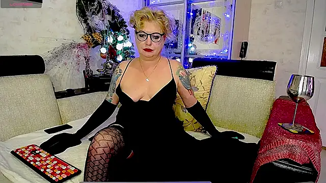 Snapshot of -Yourwoman- chatting on 12/24/24, 06:17 -Yourwoman- online show from 12/24/24, 06:17