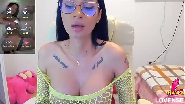 Snapshot of kissnicol32 chatting on 06/15/26, 03:03 kissnicol32 online show from 06/15/26, 03:03