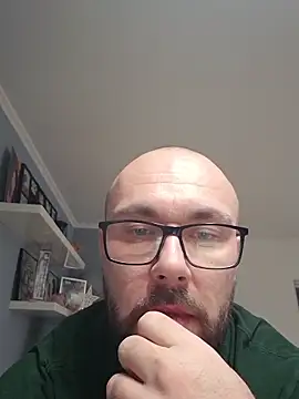 Snapshot of zsolt2108 chatting on 12/16/25, 01:27 zsolt2108 online show from 12/16/25, 01:27