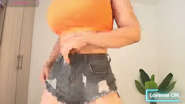 Snapshot of perla_milf4u chatting on 10/12/25, 12:59 perla milf4u online show from 10/12/25, 12:59
