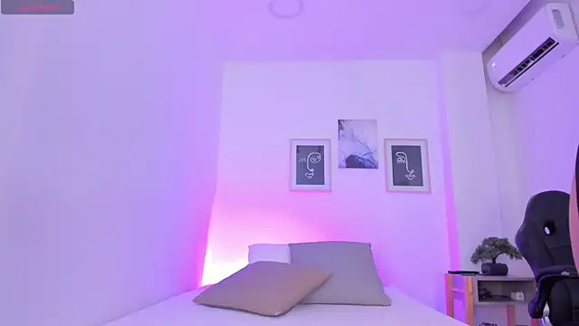 Snapshot of emelie_89 chatting on 03/21/25, 12:06 emelie 89 online show from 03/21/25, 12:06