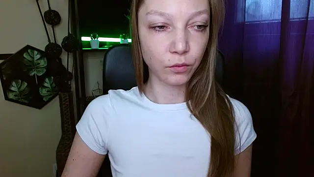 EmillyPlay online show from 04/09/26, 05:29