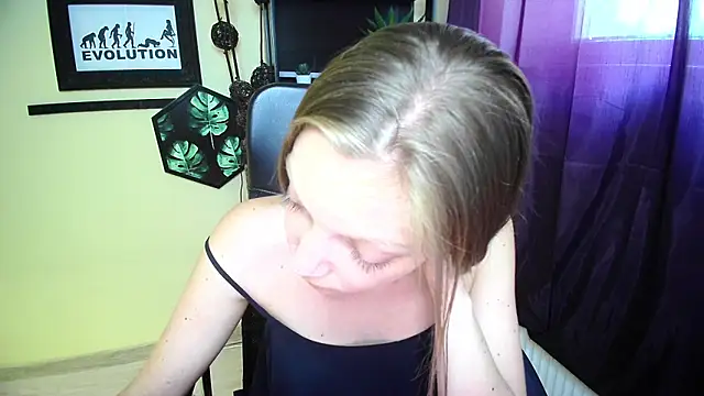 Snapshot of EmillyPlay chatting on 06/03/26, 02:33 EmillyPlay online show from 06/03/26, 02:33