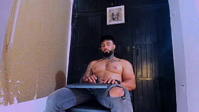 Snapshot of naugthy_dominant chatting on 01/10/25, 03:39 naugthy dominant online show from 01/10/25, 03:39