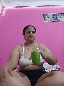 Snapshot of brunnette_hot chatting on 06/11/26, 10:57 brunnette hot online show from 06/11/26, 10:57