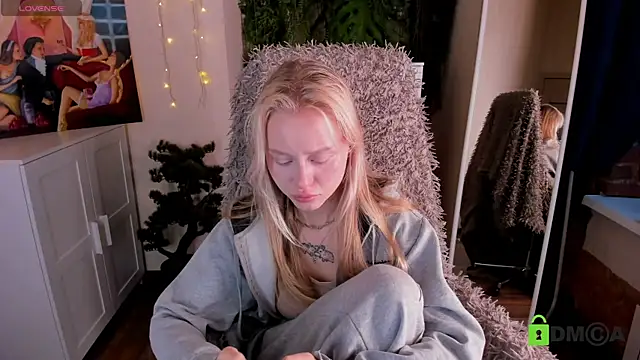 Snapshot of MalenaErnman chatting on 12/05/25, 10:35 MalenaErnman online show from 12/05/25, 10:35