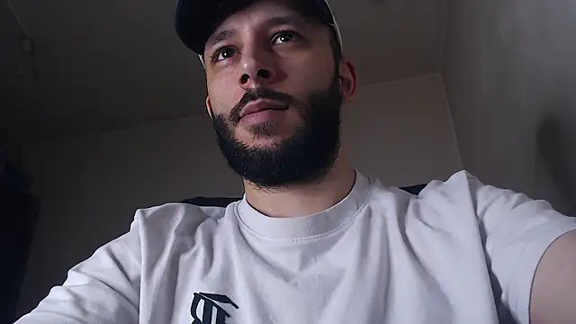 Snapshot of henryaxe chatting on 06/19/26, 01:15 henryaxe online show from 06/19/26, 01:15