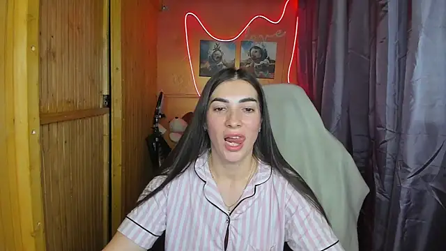 Snapshot of Fiery_Brunette_ chatting on 02/19/25, 03:27 Fiery Brunette  online show from 02/19/25, 03:27