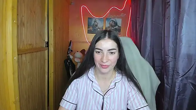 Snapshot of Fiery_Brunette_ chatting on 02/19/25, 06:43 Fiery Brunette  online show from 02/19/25, 06:43