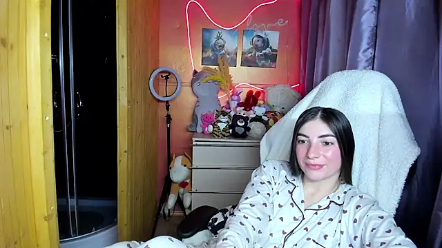 Fiery Brunette  online show from 01/18/26, 07:45