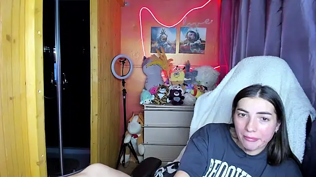 Fiery Brunette  online show from 03/26/26, 08:42