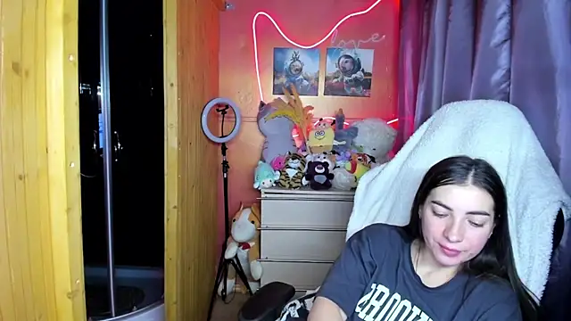 Fiery Brunette  online show from 04/12/26, 09:58