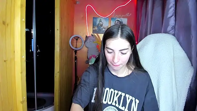 Fiery Brunette  online show from 06/04/26, 03:45