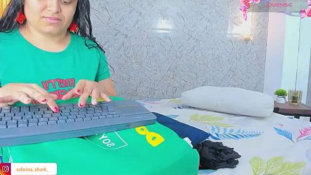 Snapshot of sabrina_shark_ chatting on 12/05/25, 02:42 sabrina shark online show from 12/05/25, 02:42