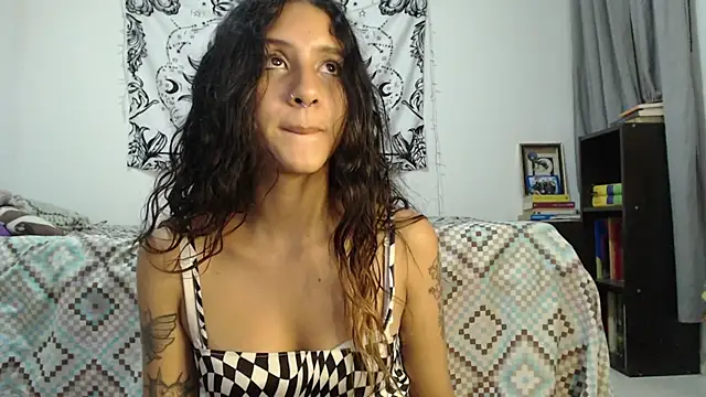 Snapshot of AlinaWoolf_ chatting on 12/11/24, 02:52 AlinaWoolf  online show from 12/11/24, 02:52