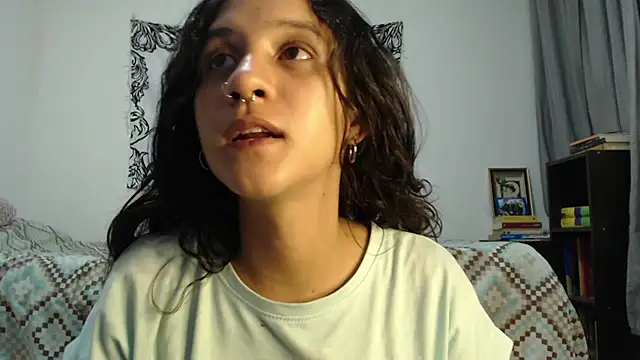 Snapshot of AlinaWoolf_ chatting on 12/19/24, 03:07 AlinaWoolf  online show from 12/19/24, 03:07