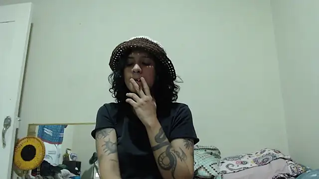 Snapshot of AlinaWoolf_ chatting on 05/18/26, 02:07 AlinaWoolf online show from 05/18/26, 02:07
