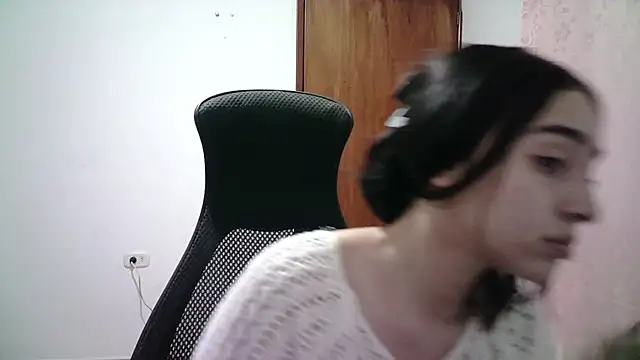 Snapshot of aineangeel chatting on 09/27/25, 11:32 aineangeel online show from 09/27/25, 11:32