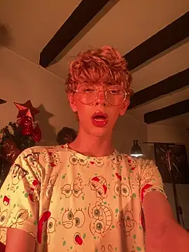 Snapshot of lyamthommpson chatting on 12/14/25, 02:06 lyamthommpson online show from 12/14/25, 02:06