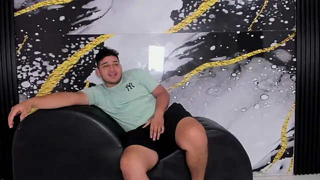 Snapshot of sweethot___ chatting on 10/05/25, 01:42 sweethot online show from 10/05/25, 01:42